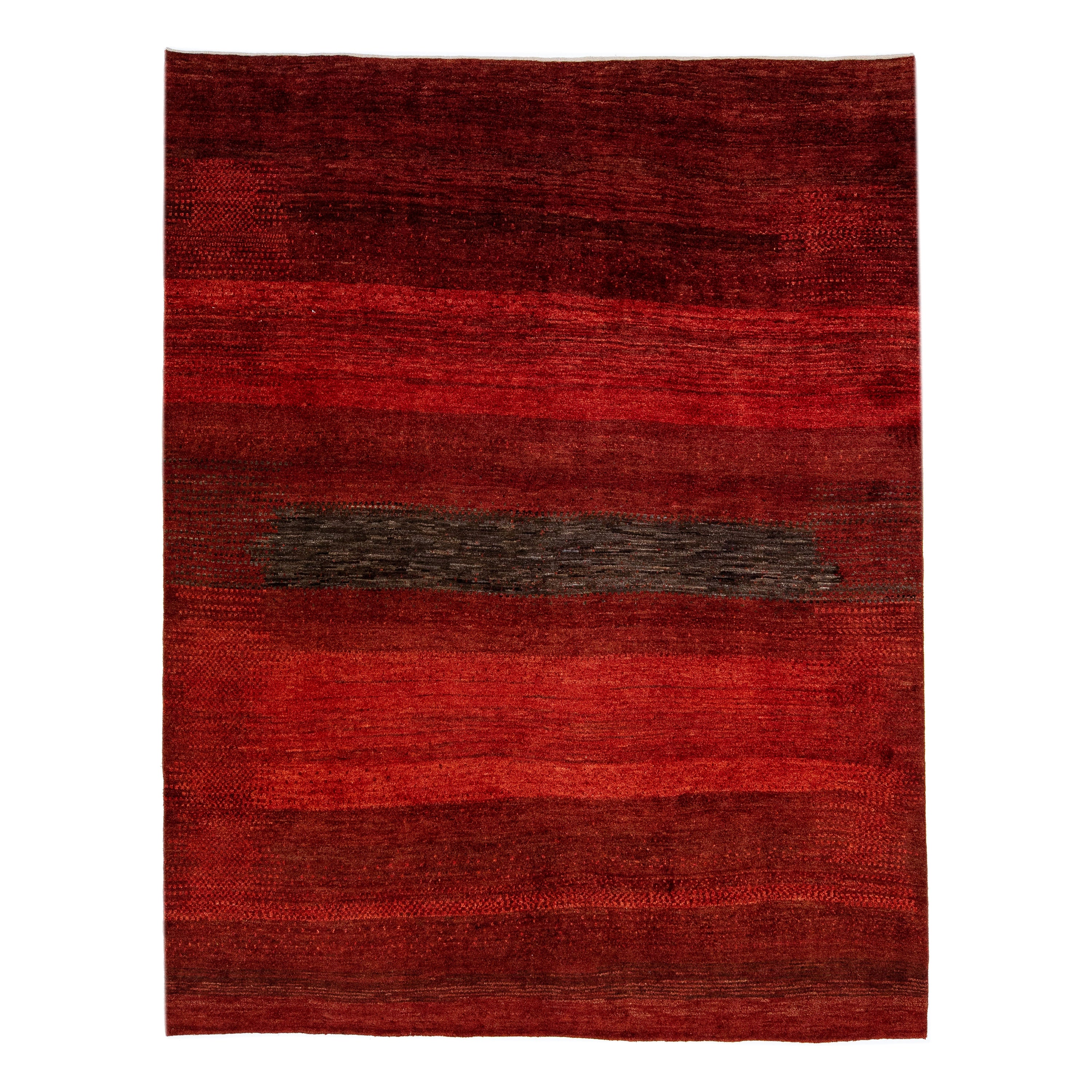 Moderner handgefertigter roter Wollteppich im Gabbeh-Stil mit abstraktem Muster im Angebot