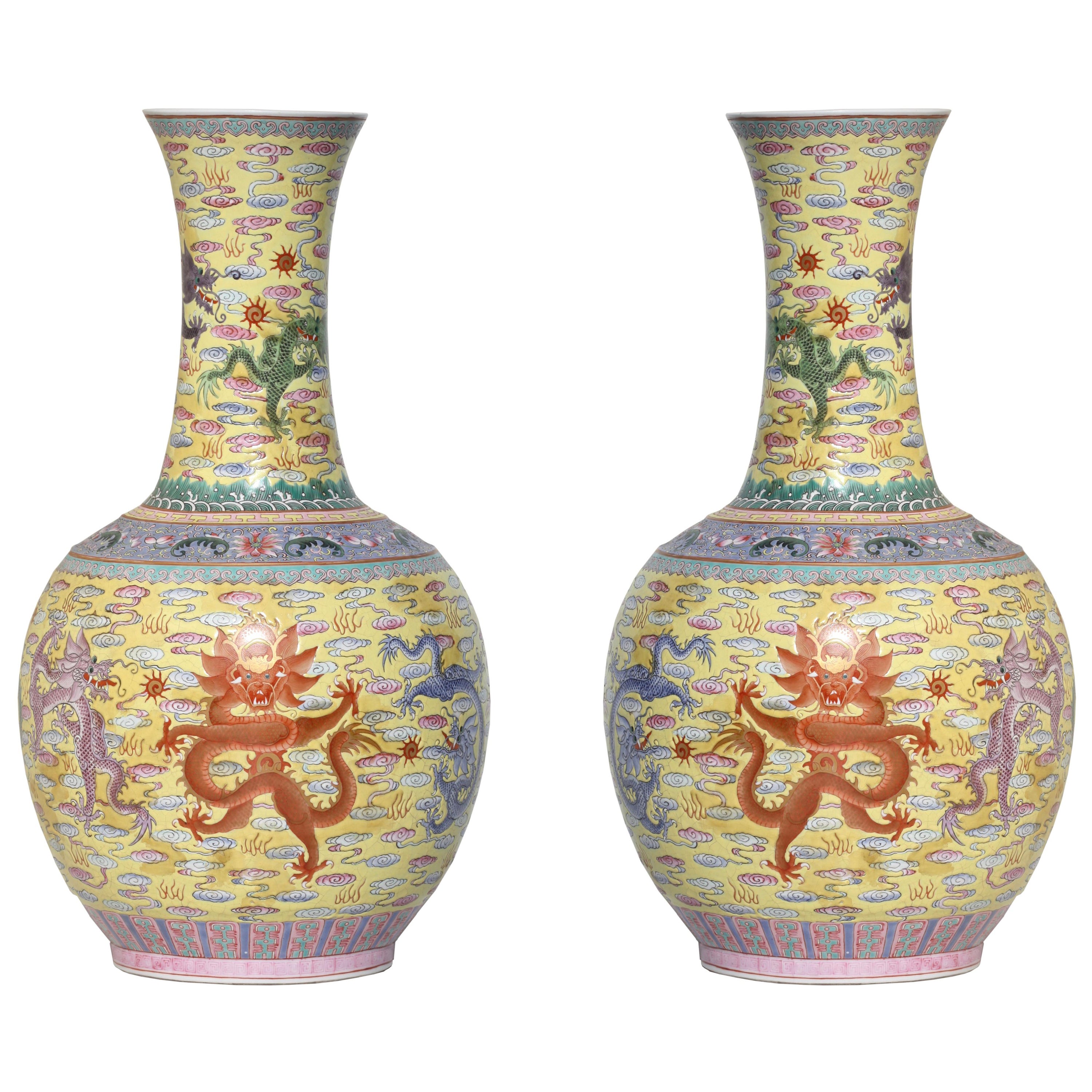 Paar chinesische Famille Jaune-Porzellanvasen im Qing-Stil im Angebot