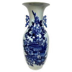 Chinesische blau-weiße Porzellanurne oder Vase in Balusterform aus dem 19. Jahrhundert 