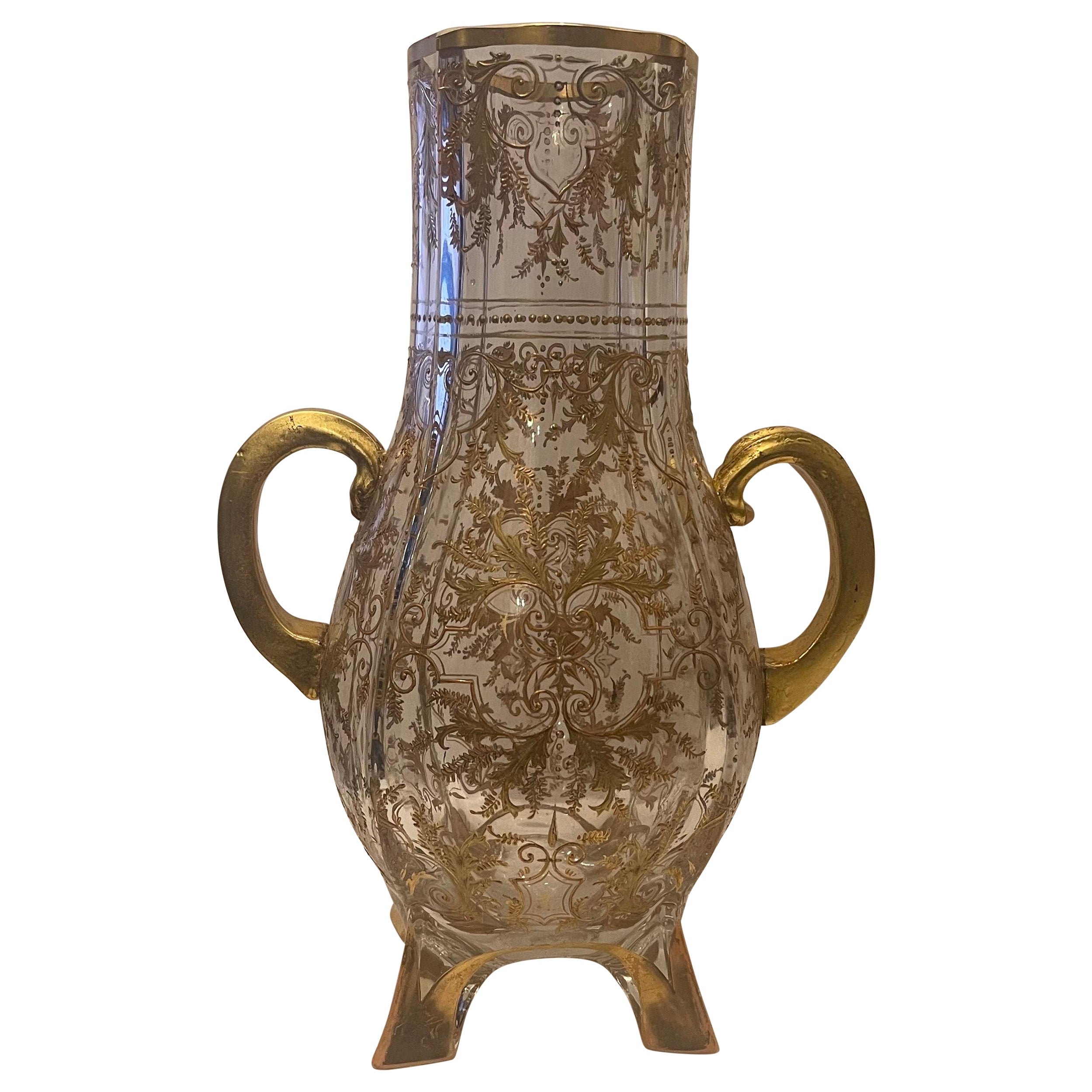 Wunderschöne Moser-Vase aus klarem Kunstglas, erhabene, vergoldete, handbemalte Emaille-Urne im Angebot