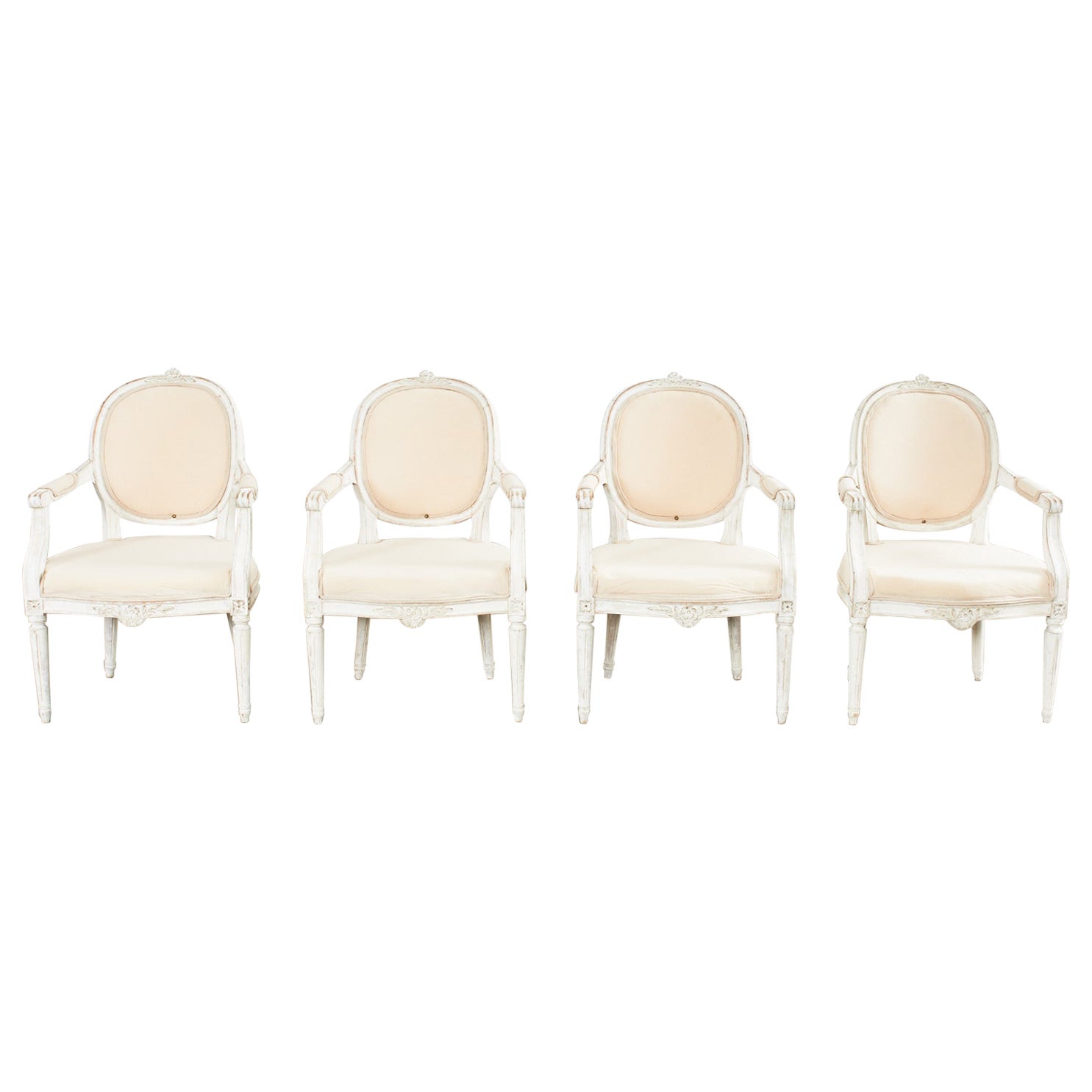 Ensemble de quatre fauteuils de salle à manger peints de style gustavien Louis XVI