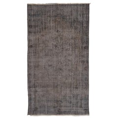 Handgefertigter Shabby Chic-Teppich in Grau mit 5.2x9.2 Fuß. Türkischer Teppich aus der Mitte des 20.