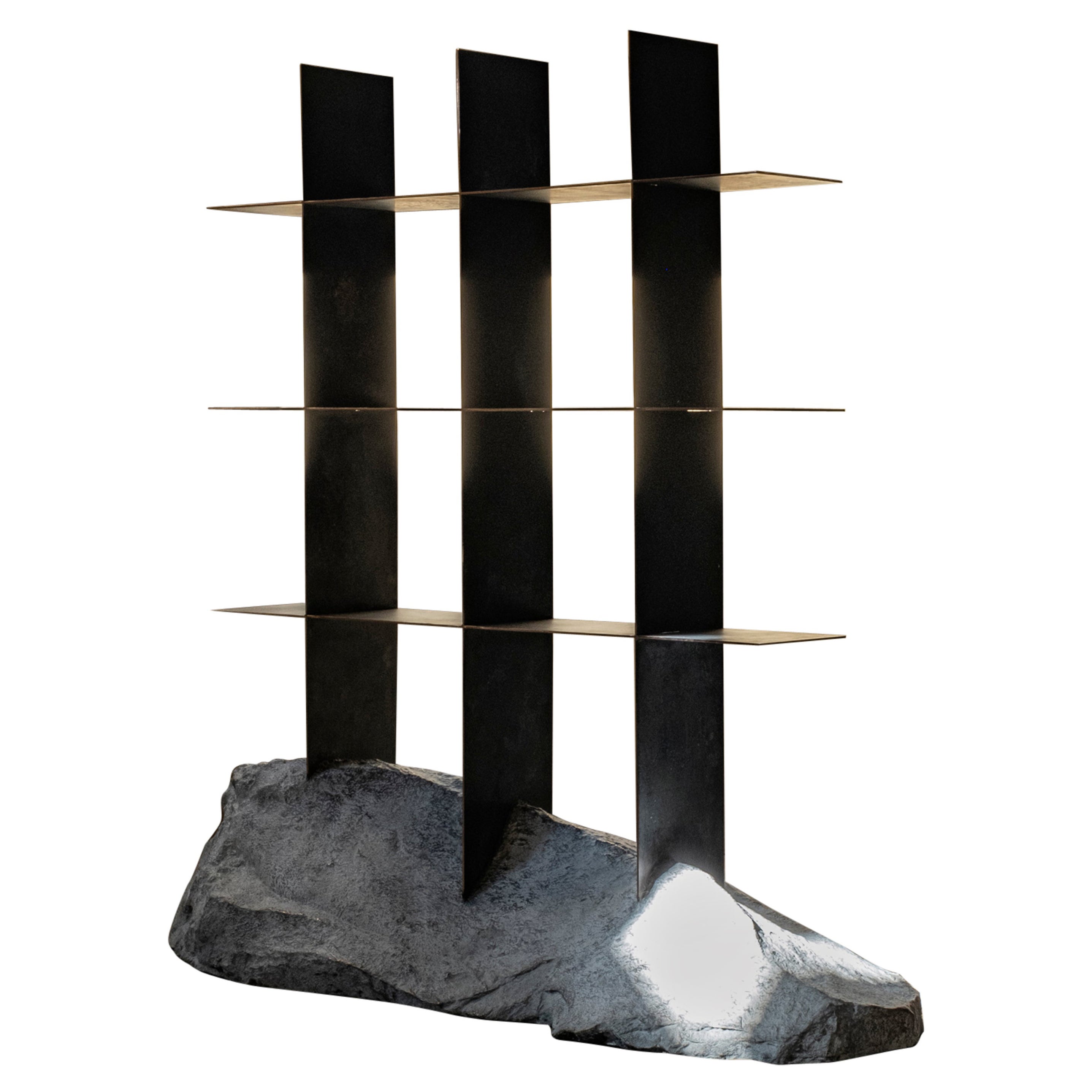 Estantería metálica contemporánea esculpida con piedra gris de forma natural por Niclas Wolf en venta