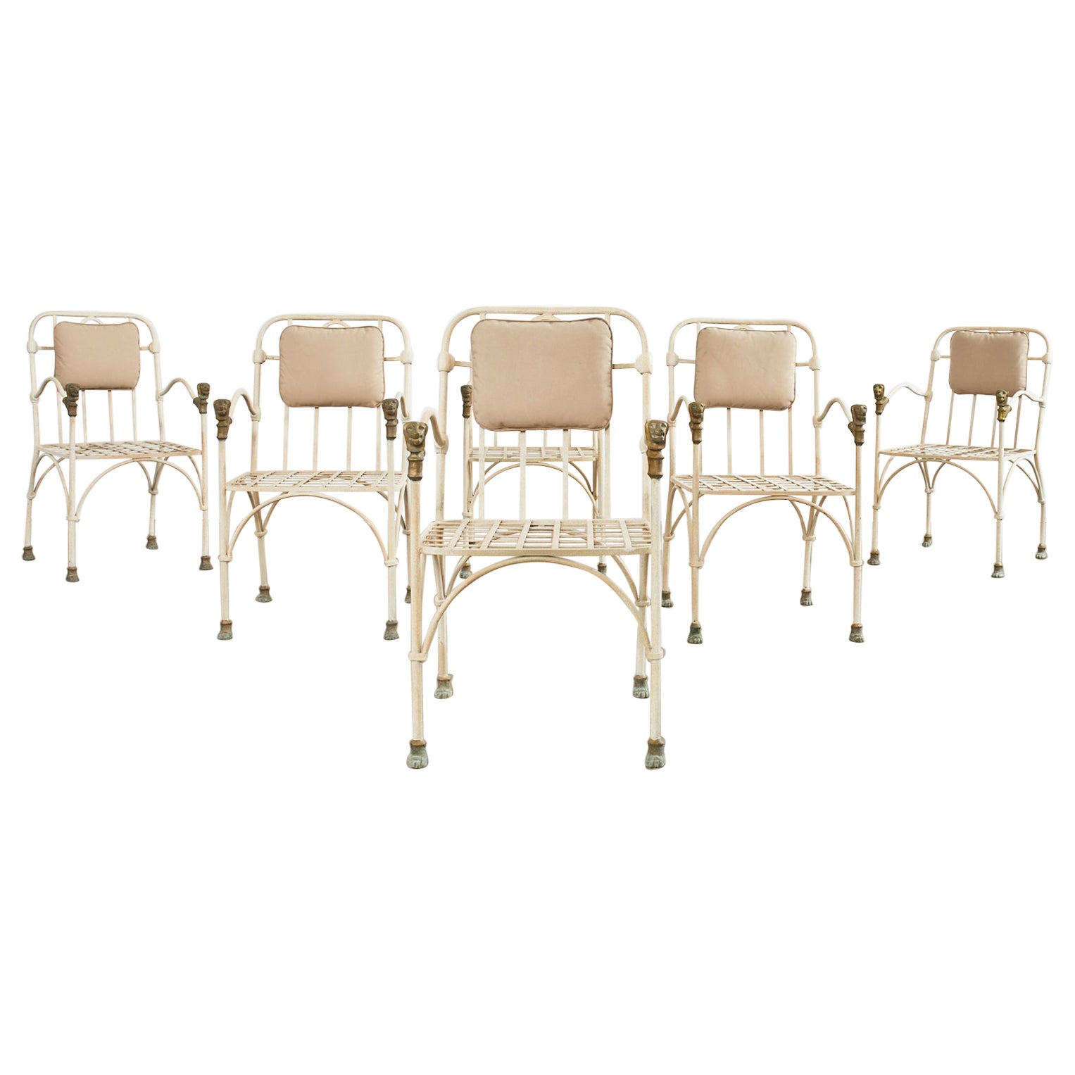 Ensemble de six chaises de jardin à tête de lion en bronze d'après Giacometti