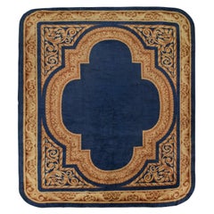 Antiker Savonnerie-Teppich mit blauem, offenem Feld und Goldmuster