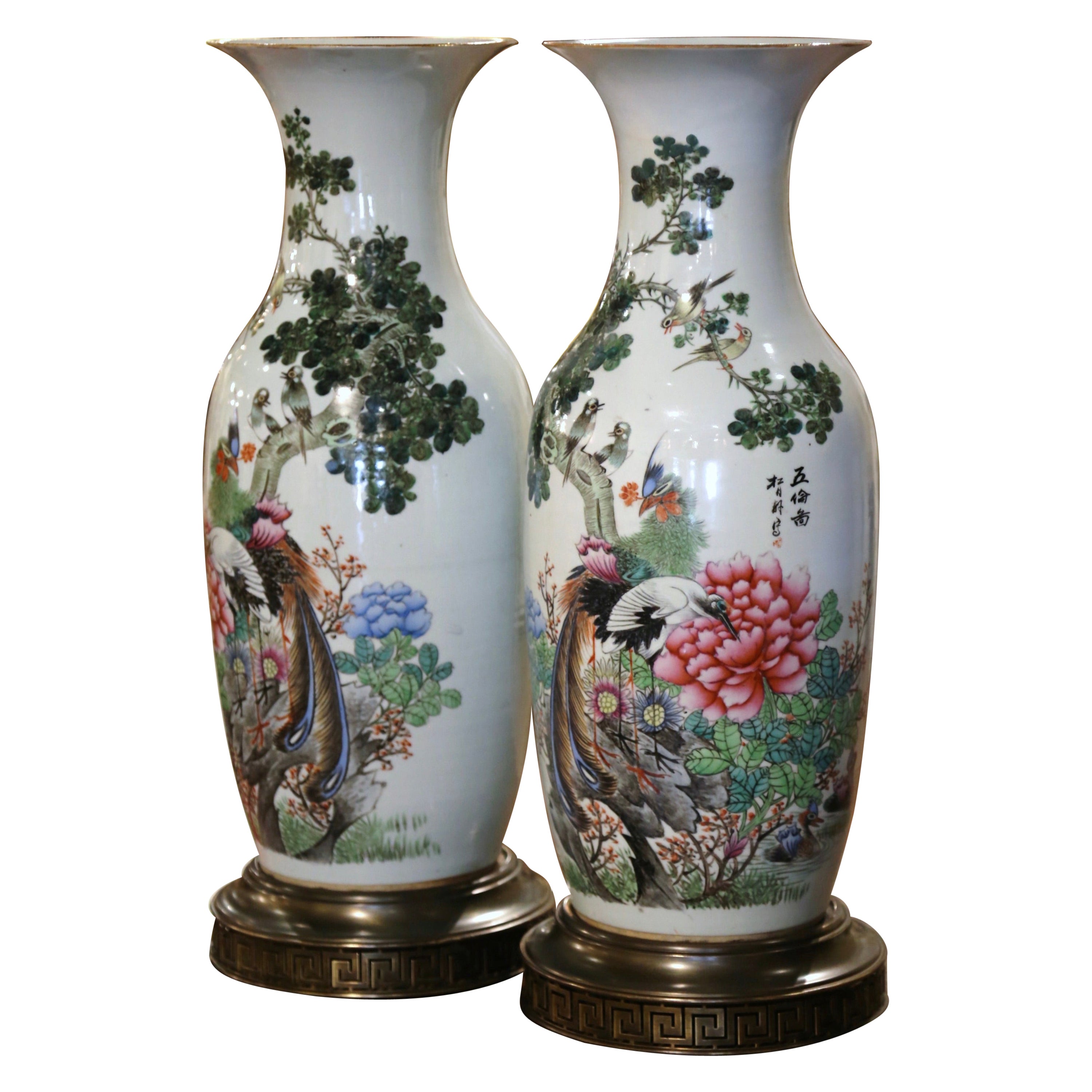 Paar chinesische handbemalte Porzellanvasen des 19. Jahrhunderts auf Messingböden im Angebot