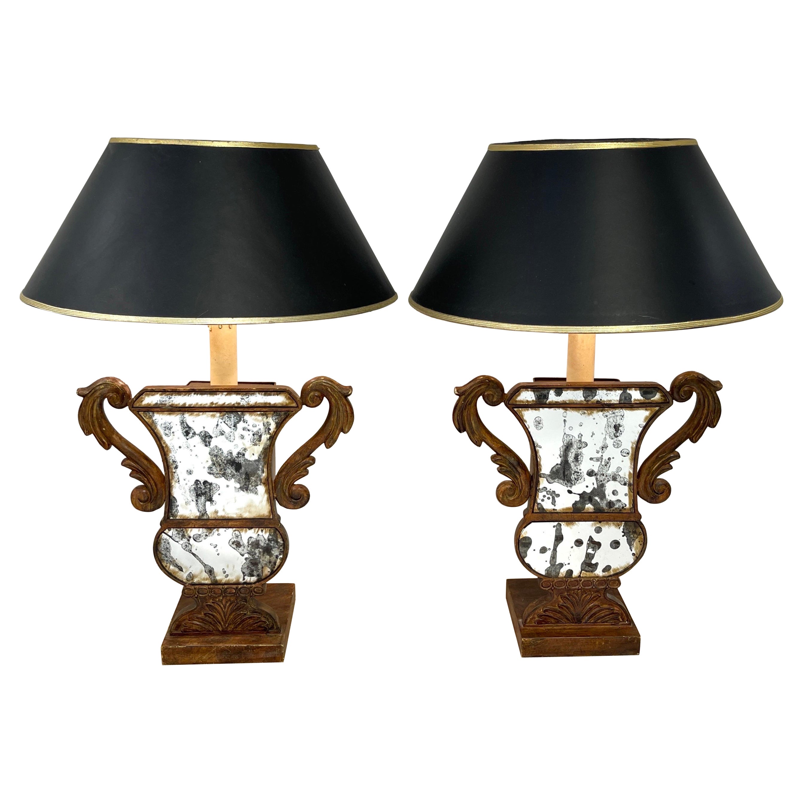 Ein Paar neoklassizistische Lampen mit verspiegeltem Urnenmotiv aus Zinn und Eglomise 