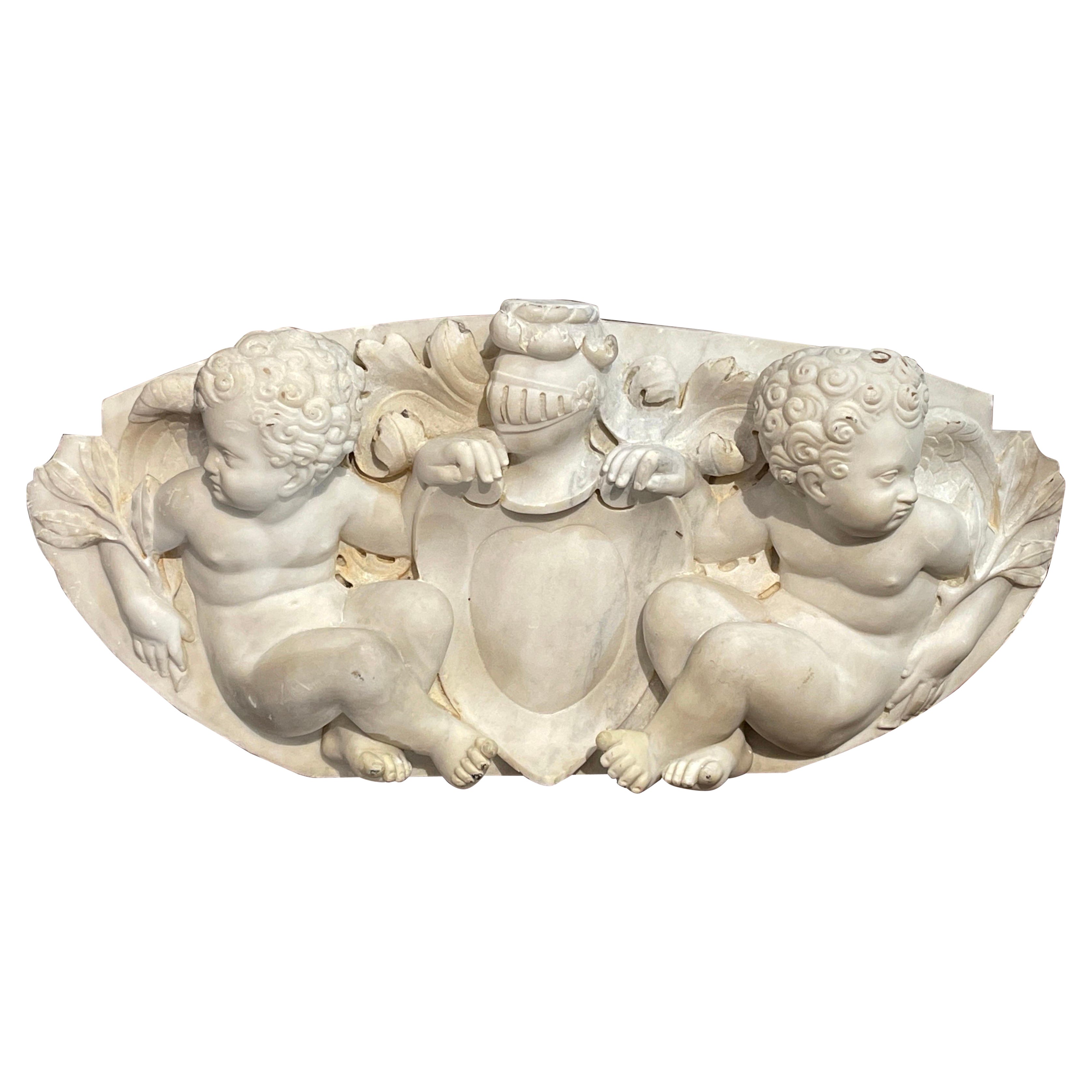 Putti - Manteau italien du 19ème siècle en marbre sculpté Carrera - Armoiries figuratives en vente