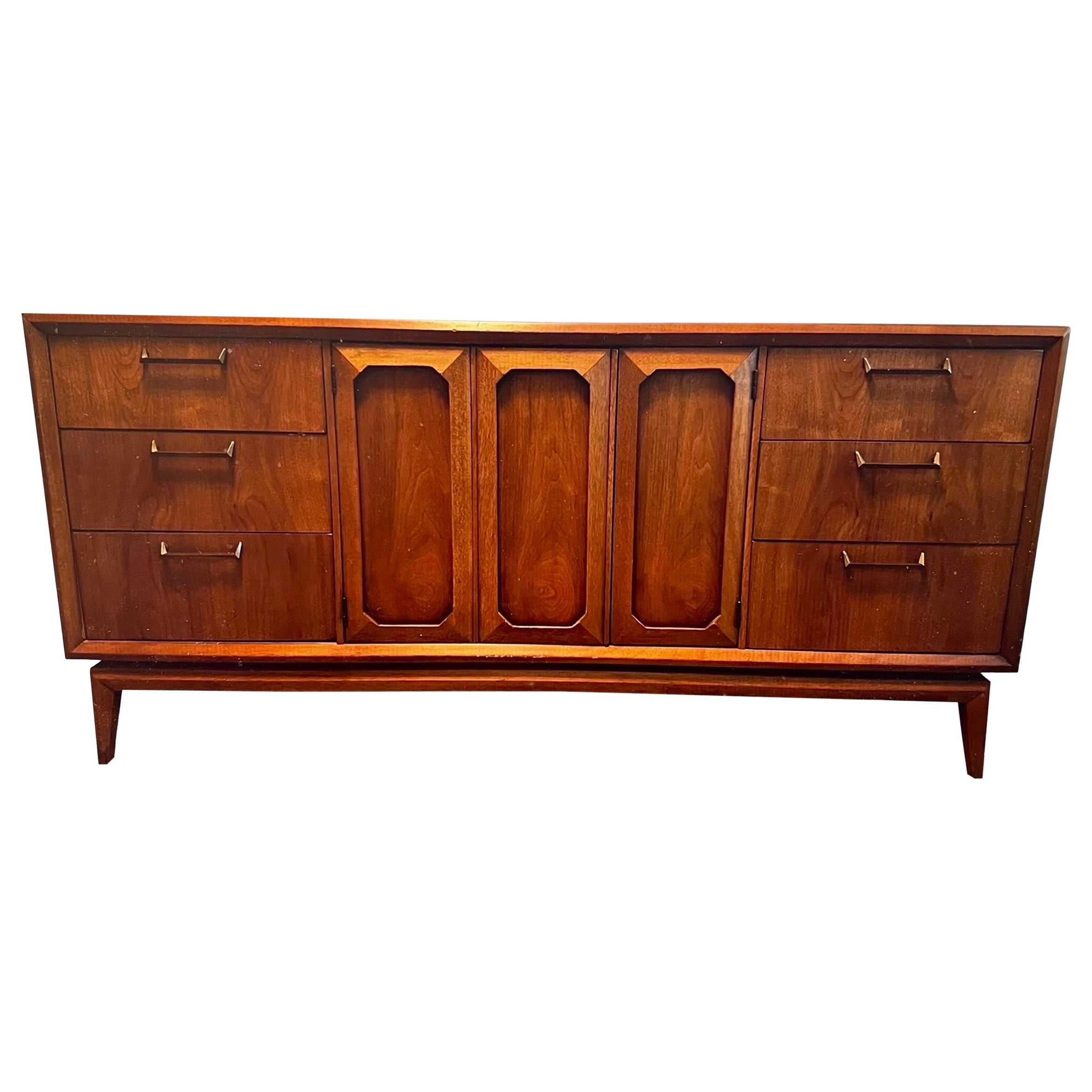 Vintage Mid-Century Modern Broyhill Walnut Solid 9 Drawer Dresser For Sale