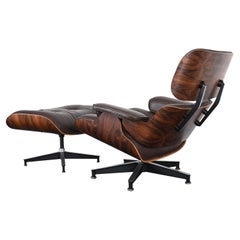 Fauteuil de salon et repose-pieds Charles Eames en bois de rose et cuir chocolat, 1977