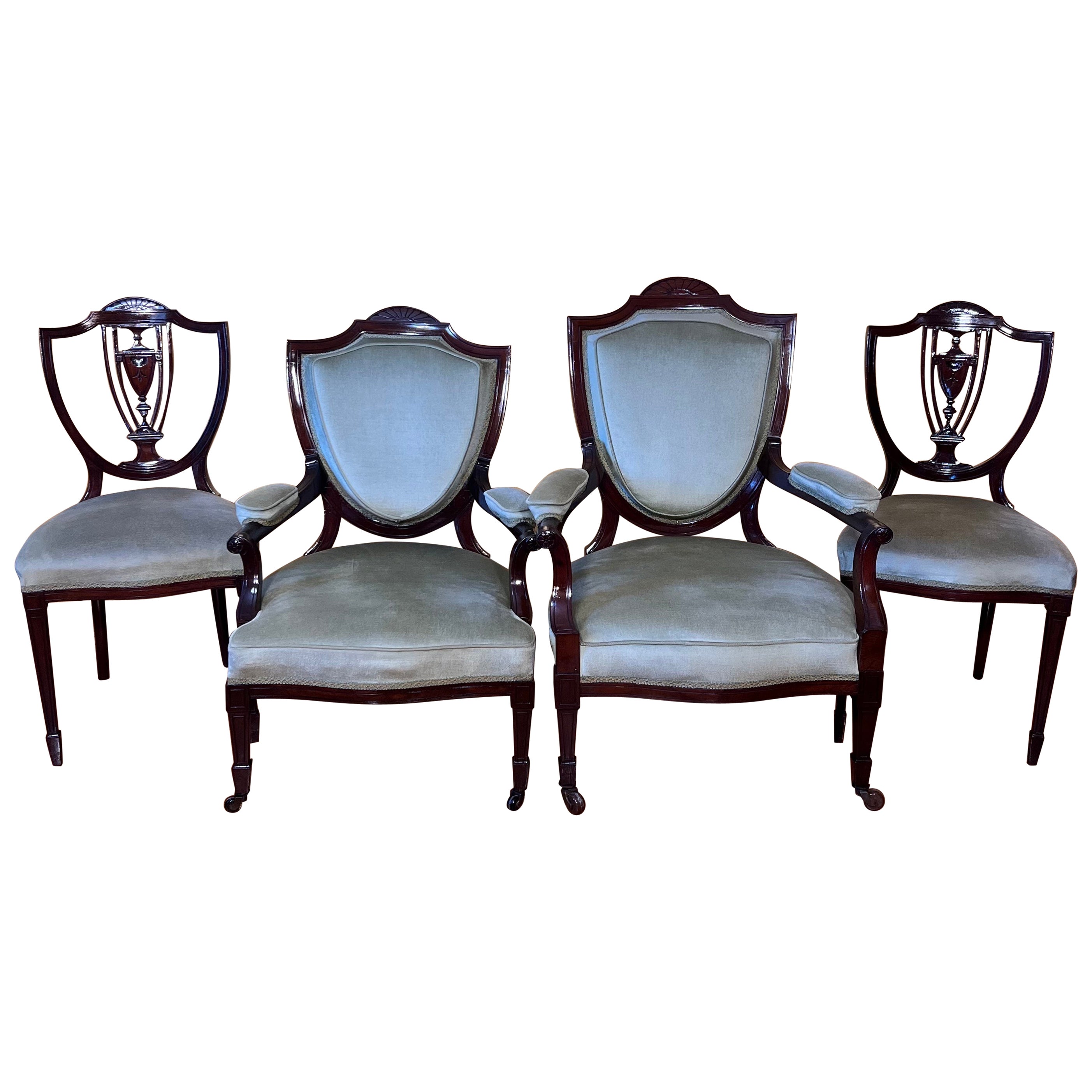 Ensemble de quatre chaises anciennes en noyer du début du 20e siècle en vente