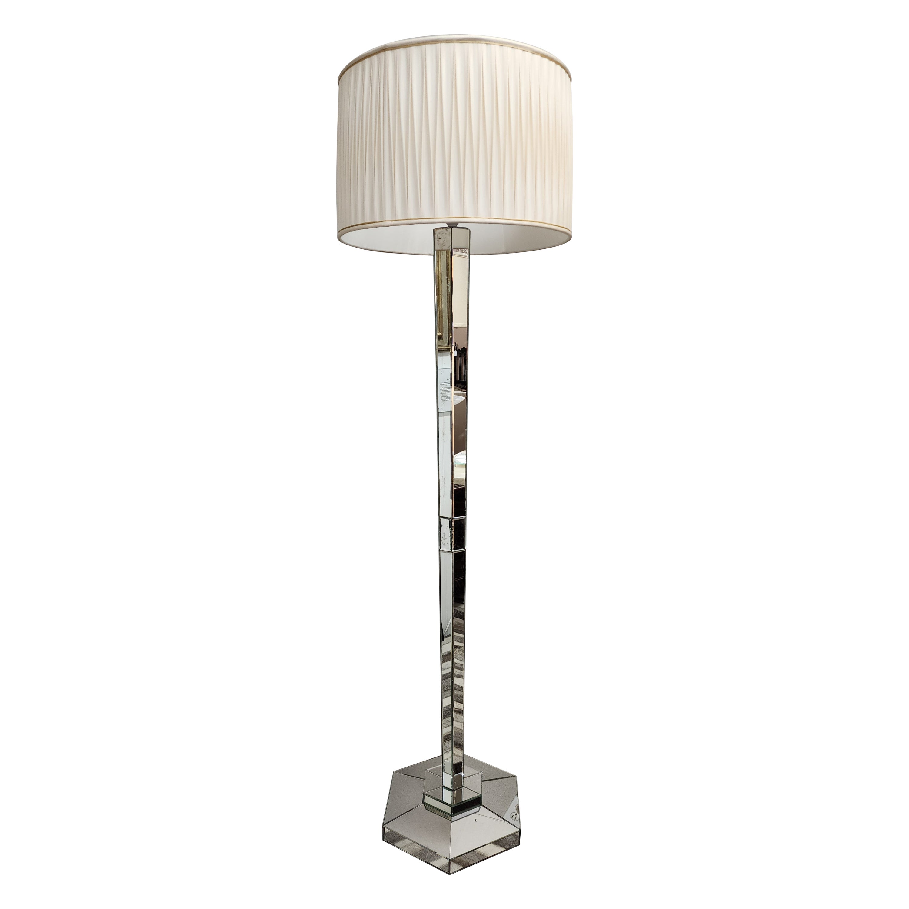Questa è una bellissima lampada da terra a forma di grattacielo a specchio di Art Franch Art Deco. Un pannello si era staccato ed era stato riapplicato, ma dietro c'era un pezzo di giornale con un articolo di un giornale francese datato 1938. Prova