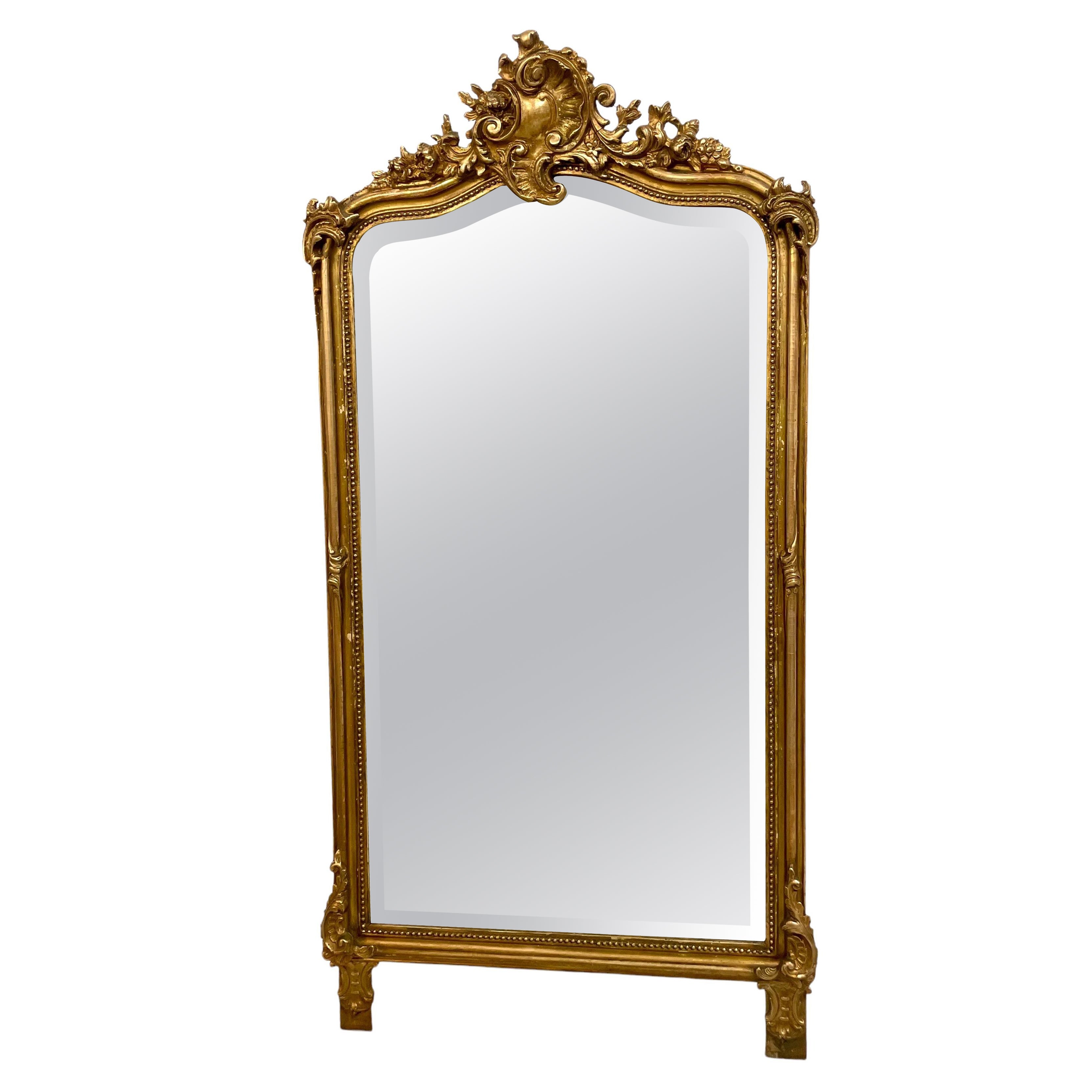 Miroir trumeau de style Louis XV doré avec plaque de verre biseauté