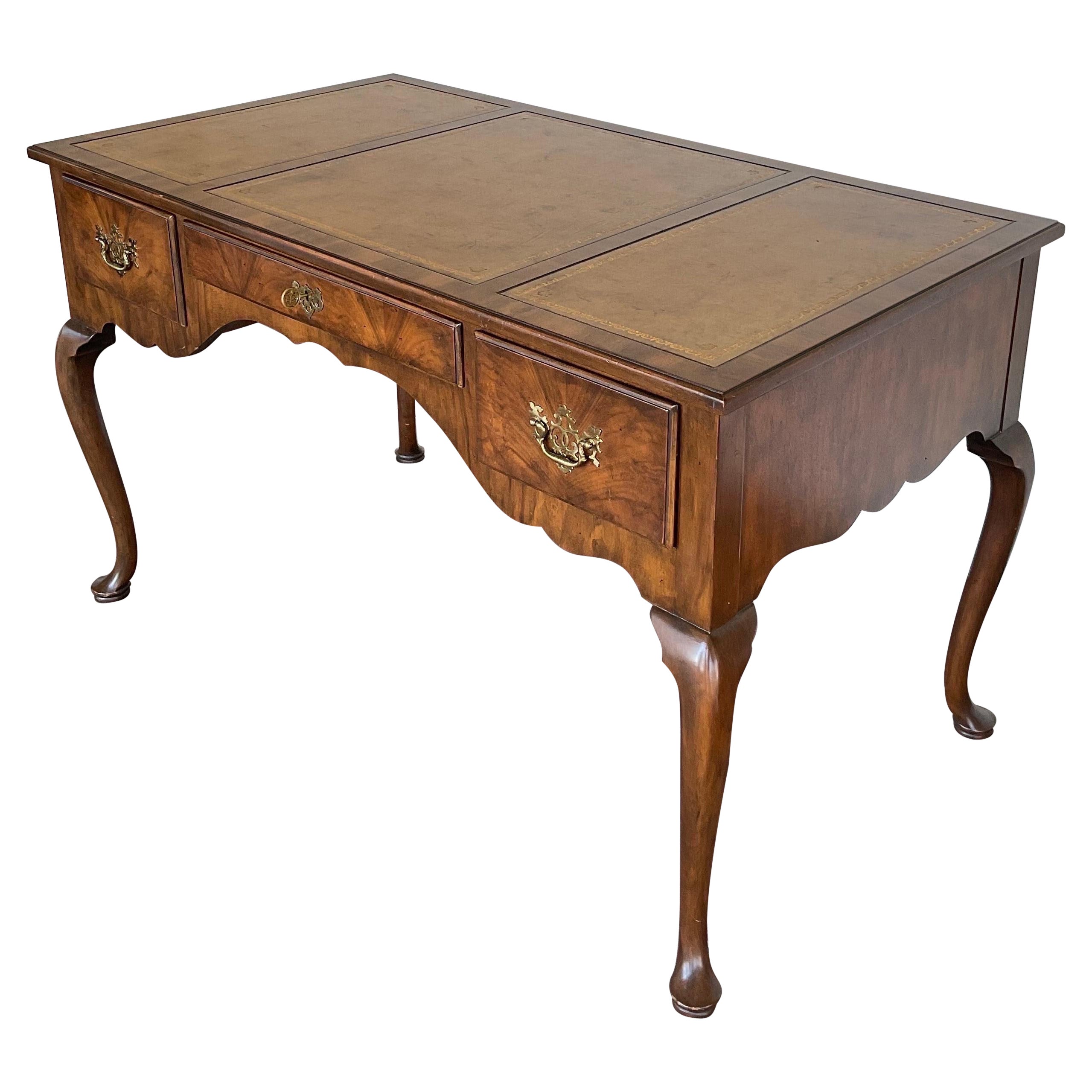 Queen Ann-Schreibtisch aus der Mitte des 20. Jahrhunderts von Baker Furniture