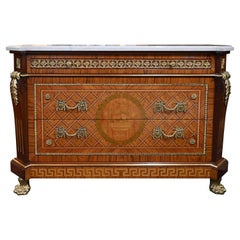 Commode de style Louis XVI montée en bronze doré avec plateau en marbre blanc italien