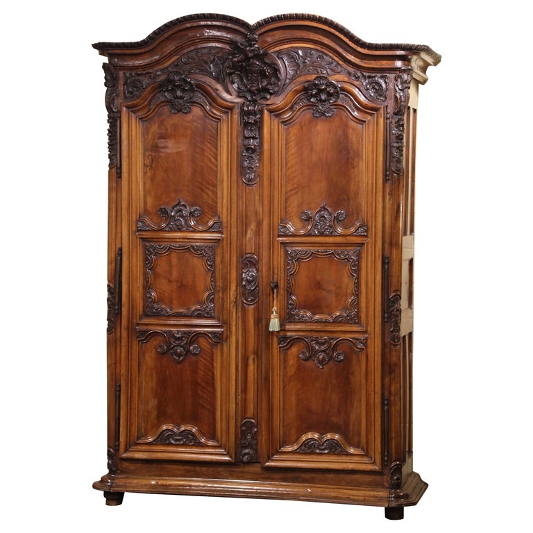 Armoire française Louis XV du XVIIIe siècle en noyer sculpté de Lyon En