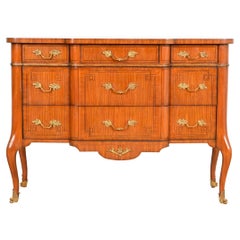 Maitland-Smith - Commode française Louis XV en bois de satin à bandes