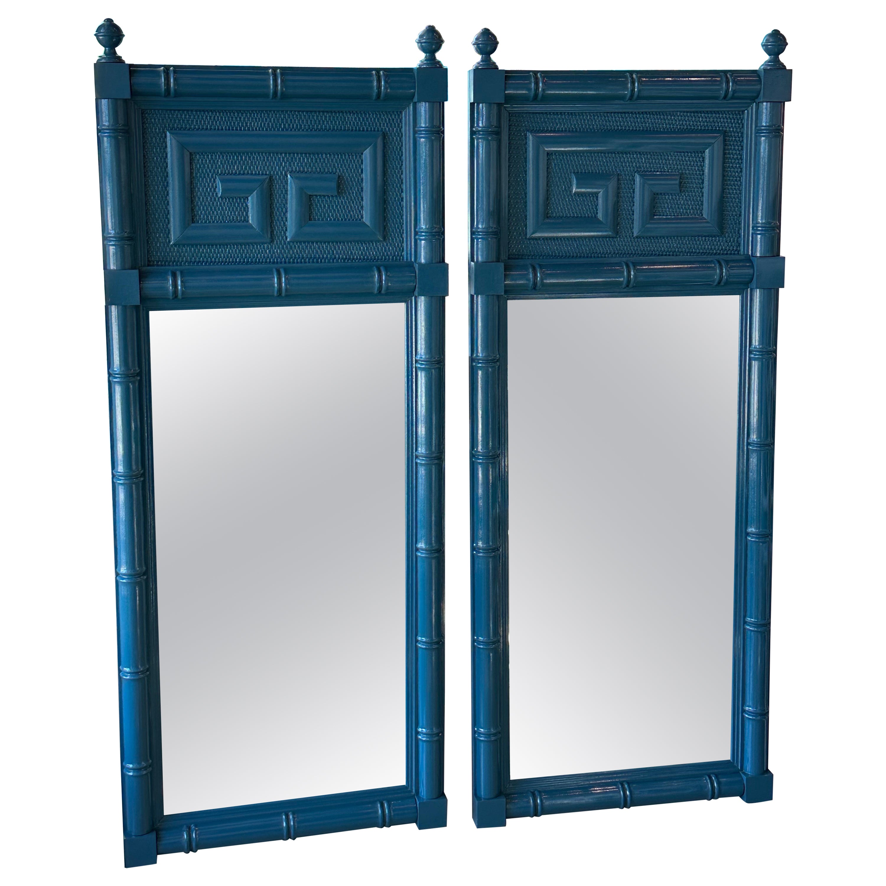 Paire de miroirs muraux vintage en bois et faux bambou laqués bleu clé grecque