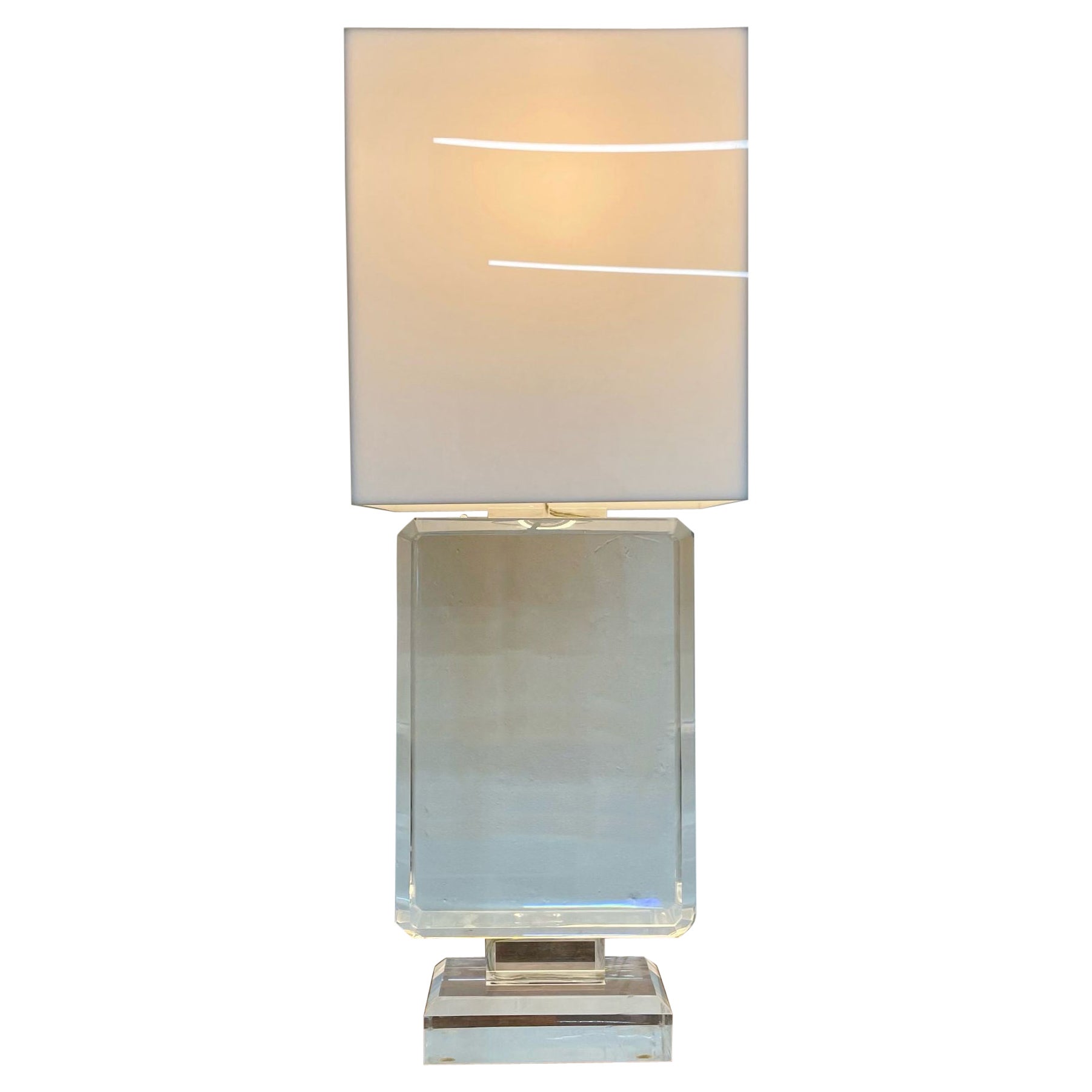 Lampe de table / de bureau en lucite et laiton, style Art déco, du milieu du siècle dernier en vente