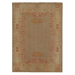 Tapis ancien beige-brun avec champs ouverts et bordures géométriques