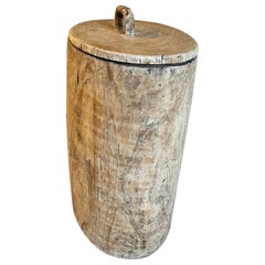 Ancien tonneau de rangement en bois de riz ovale taillé à la main avec couvercle
