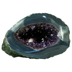 Kleiner Achat mit Amethyst-Geode mit tief lila Amethyst und Meeresblauem Achat