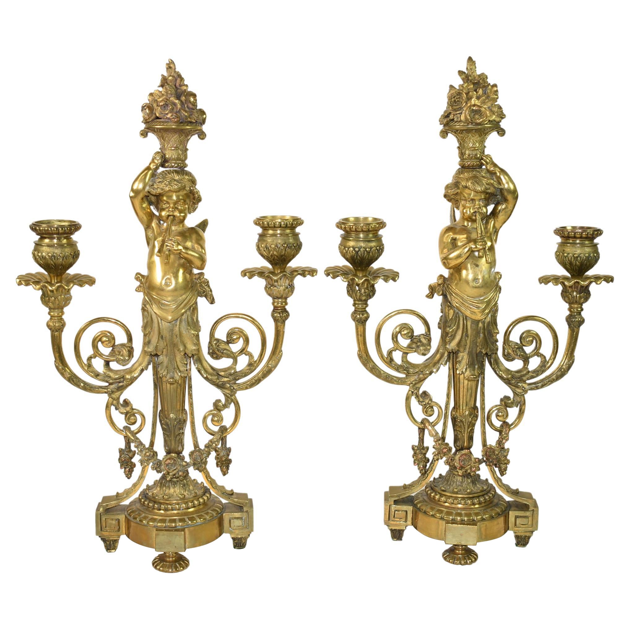 Paire de candélabres néoclassiques français en bronze doré représentant des chérubins putti