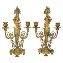 Paire de candélabres néoclassiques français en bronze doré représentant des chérubins putti