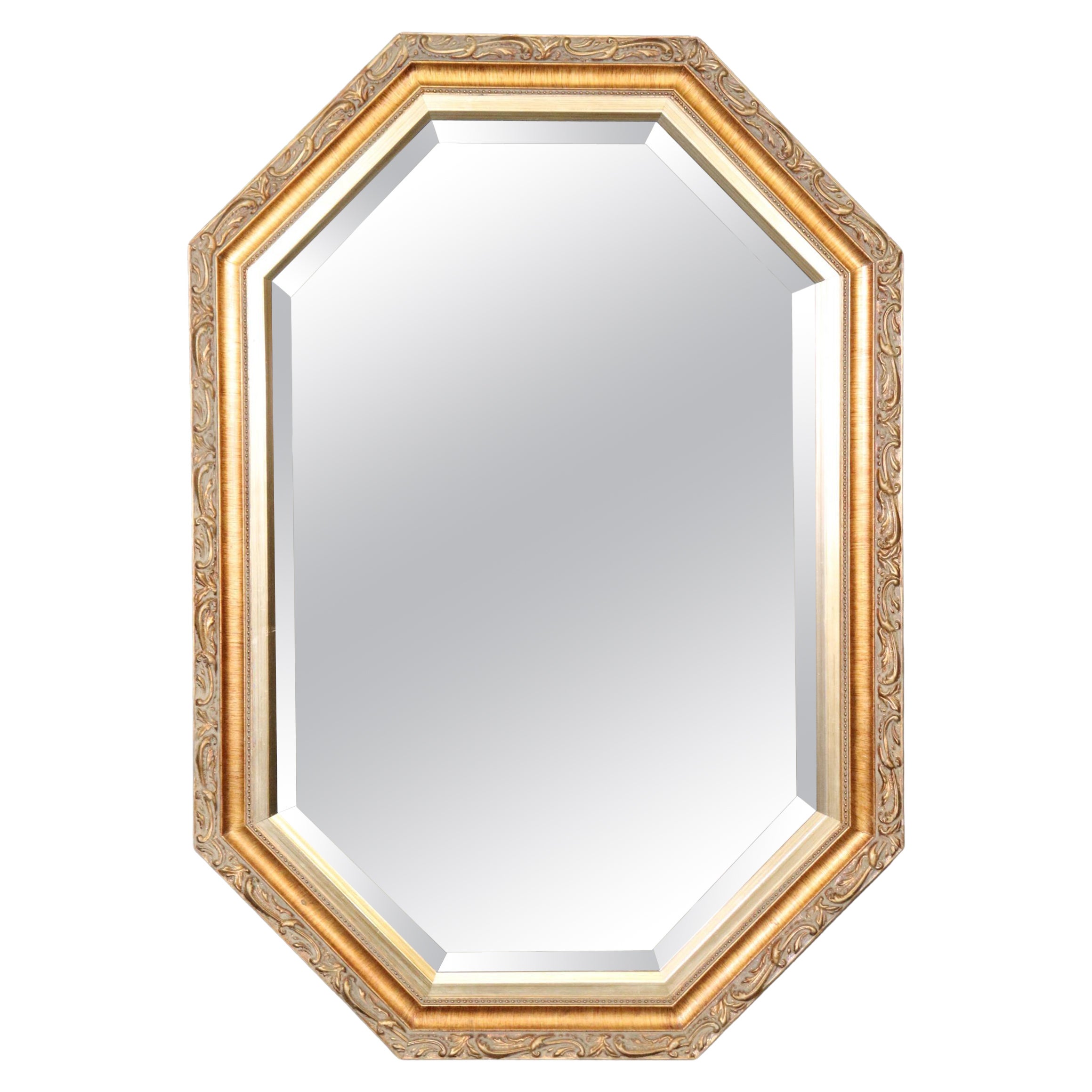 Miroir mural suspendu octogonal en verre biseauté de style Louis XVI français, doré à l'or en vente