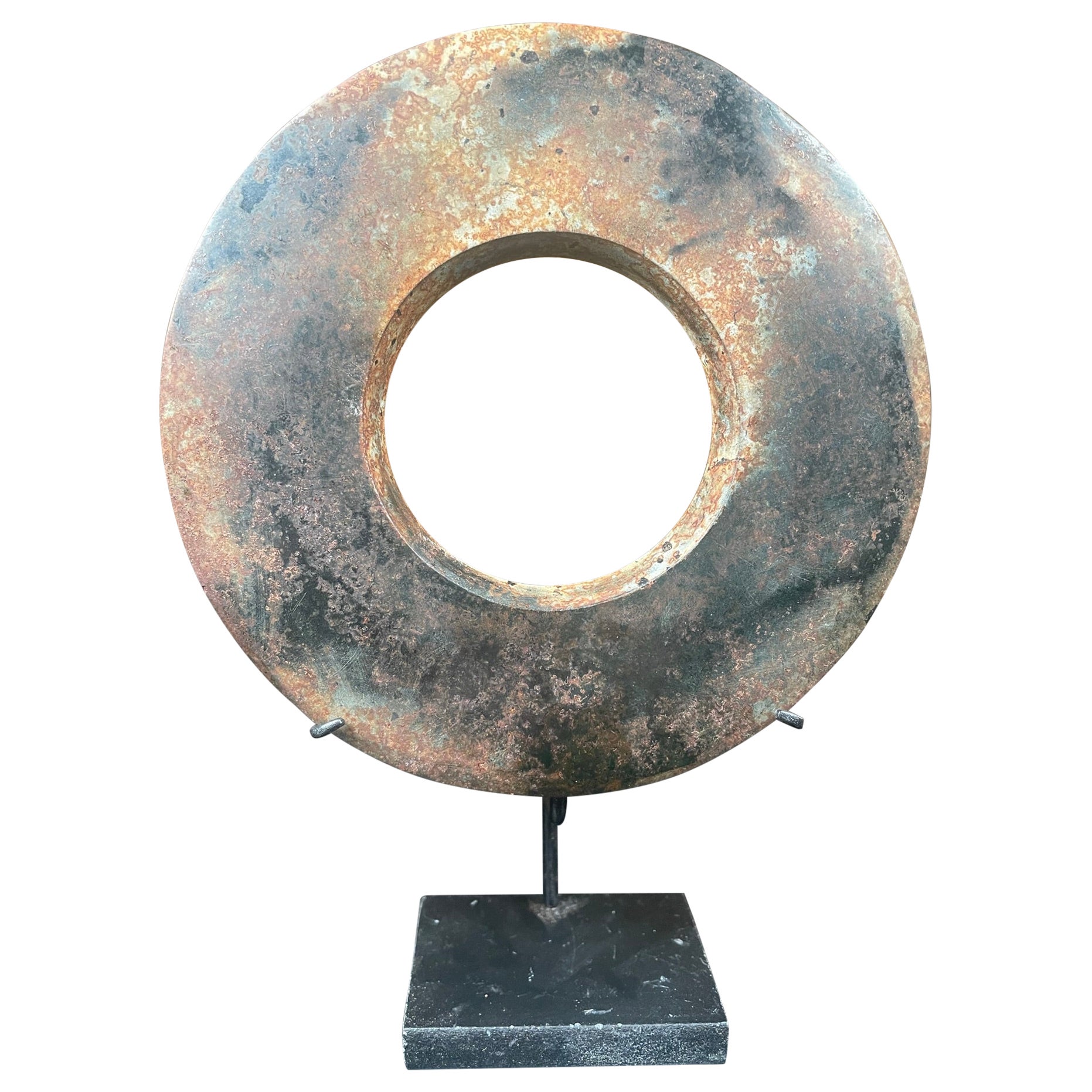 Rare disque bi-dimensionnel chinois en jade noir avec des couleurs terreuses anciennes en vente
