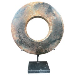 Rare disque bi-dimensionnel chinois en jade noir avec des couleurs terreuses anciennes