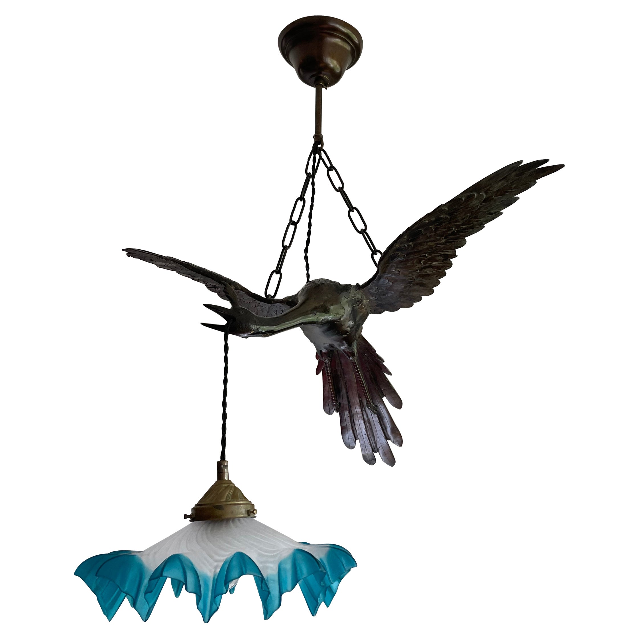 Seltene und anmutige Arts and Crafts-Bronze-Hängelampe mit fliegendem Kranich-Vogel und Glasschirm im Angebot