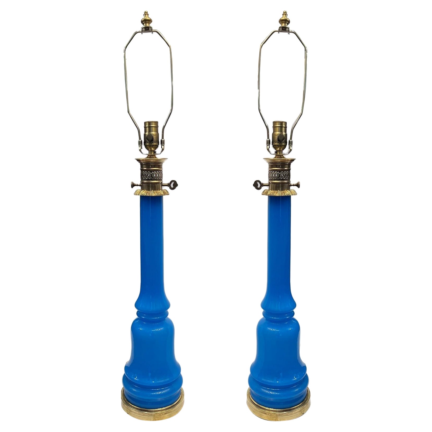 Lampes anciennes en verre opalin bleu