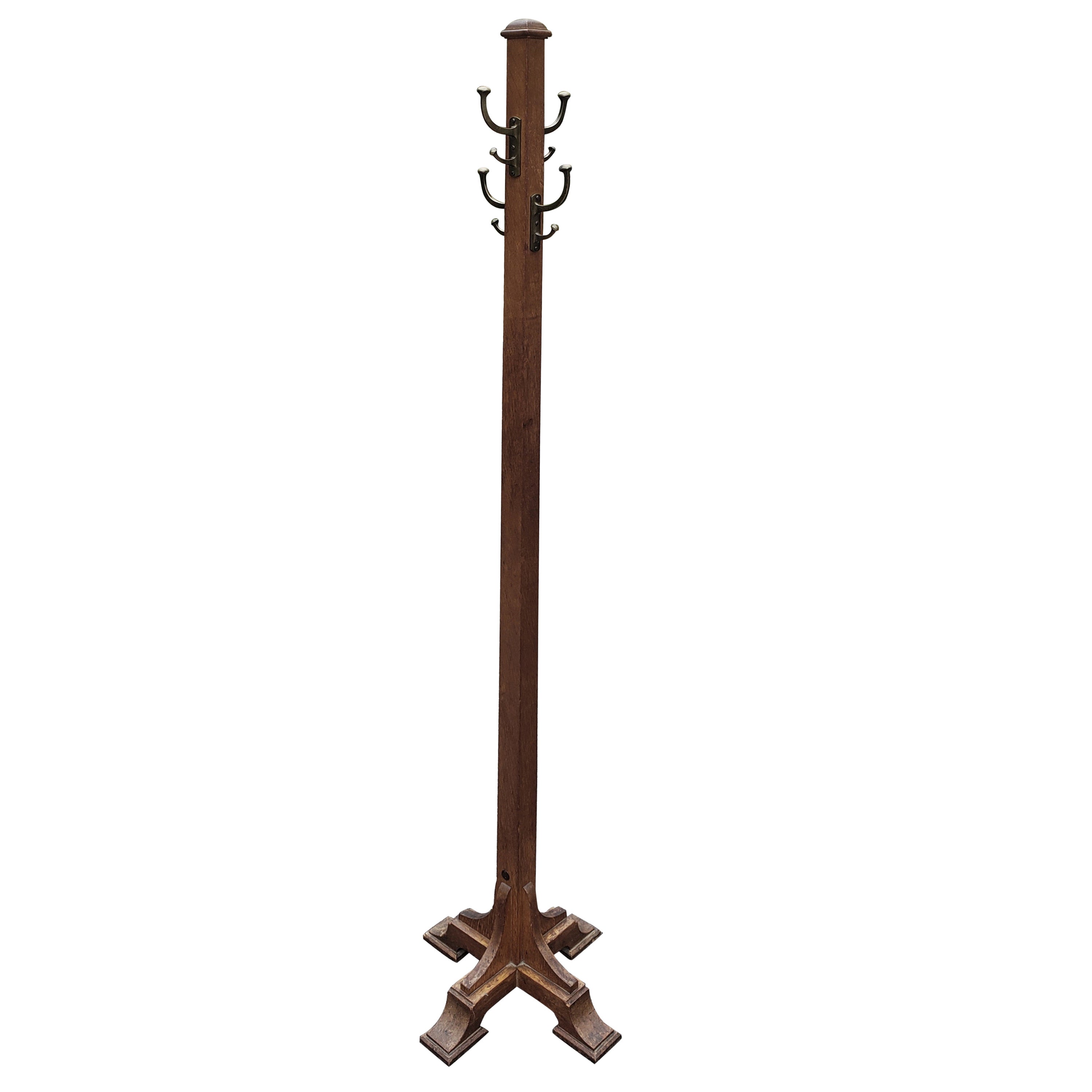 Albero da sala in quercia coloniale americana di metà secolo con ganci in ottone per cappotti e cappelli in vendita