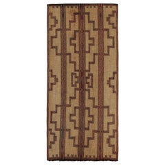 Tapis marocain vintage Tuareg en beige à motifs géométriques, de Rug & Kilim