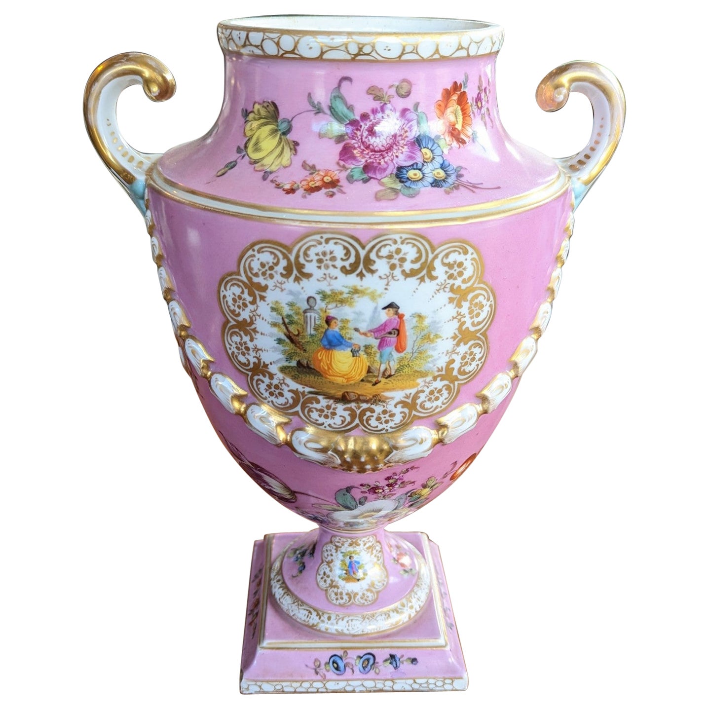 Antico vaso a urna in porcellana di Dresden firmato, con manici dorati rosa, scena di corteggiamento