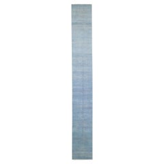 Hellblauer moderner Savannah-Woll-Läufer, handgefertigt mit subtilem geometrischem Muster