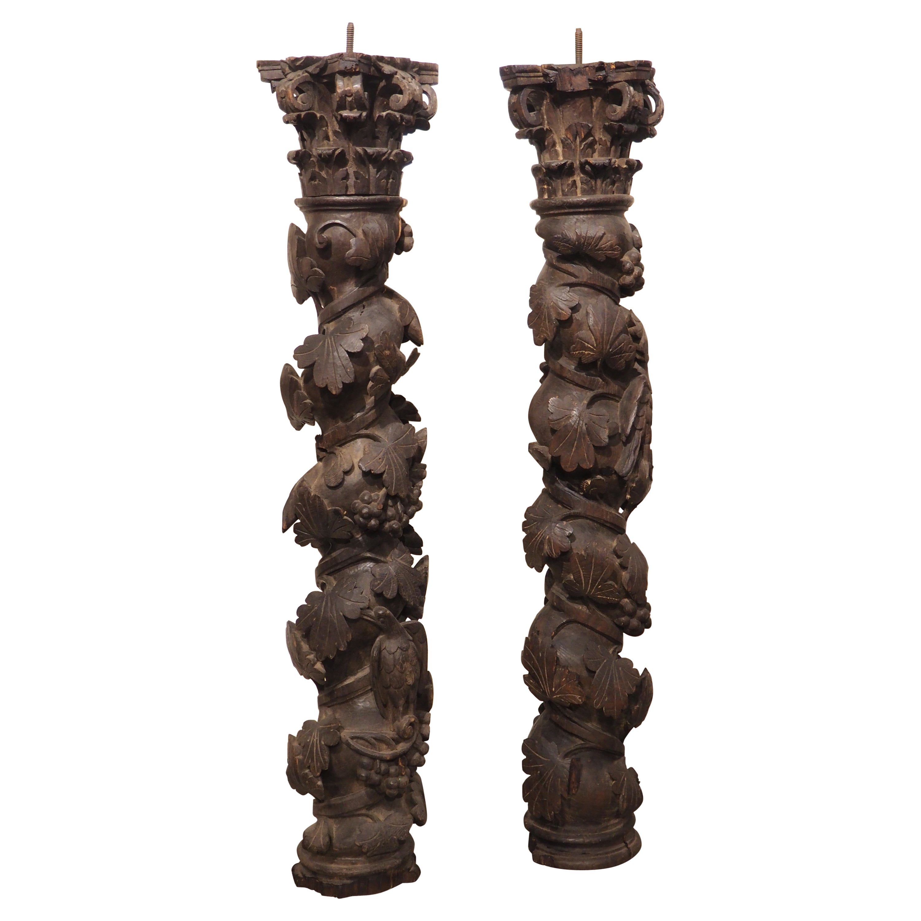Paire de colonnes solomoniques du 18ème siècle en châtaignier sculpté du Portugal