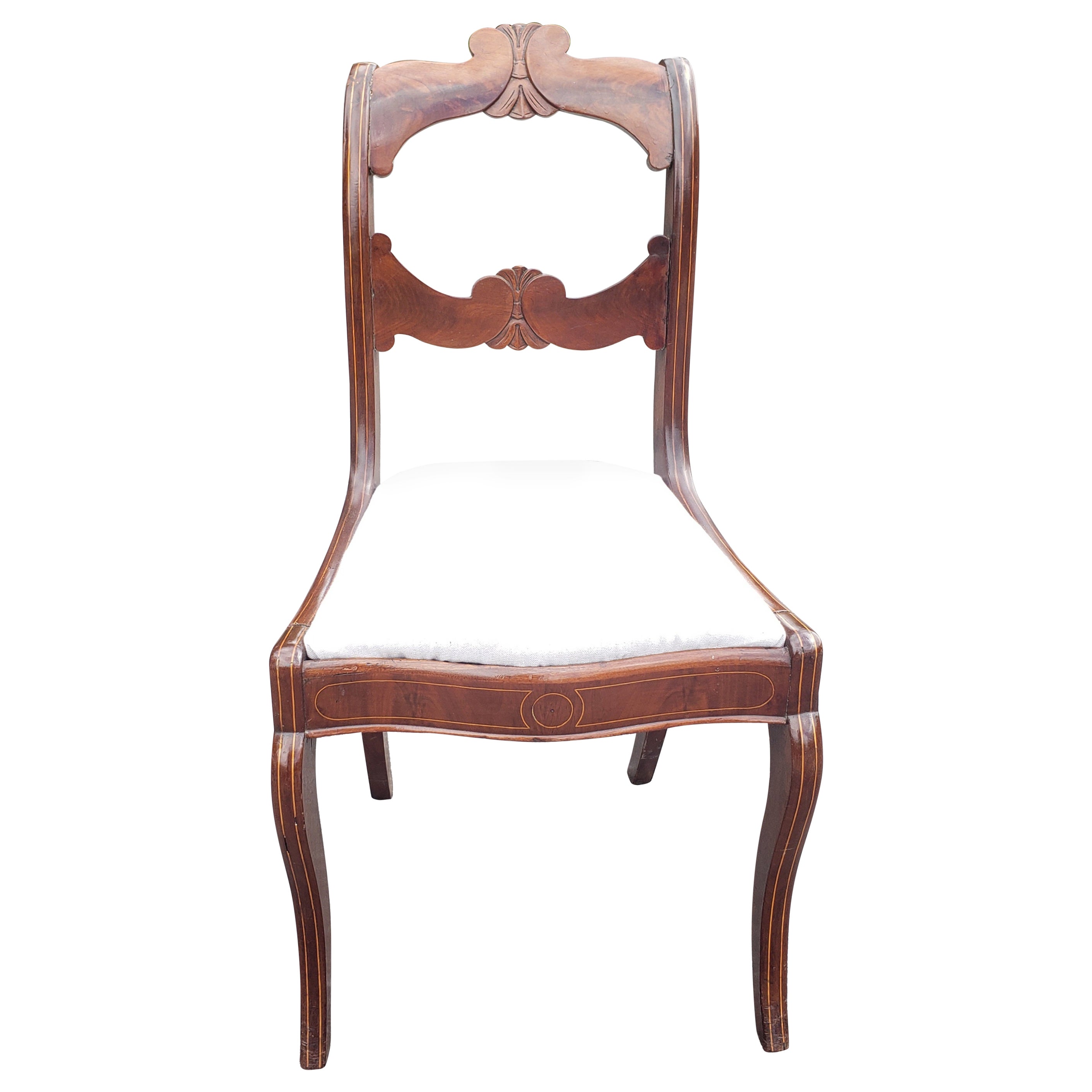 Chaise d'appoint du XIXe siècle en acajou flammé et incrustation de bois satiné avec assise tapissée
