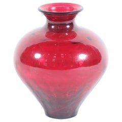 Vase français élégant en verre rouge rubis vintage