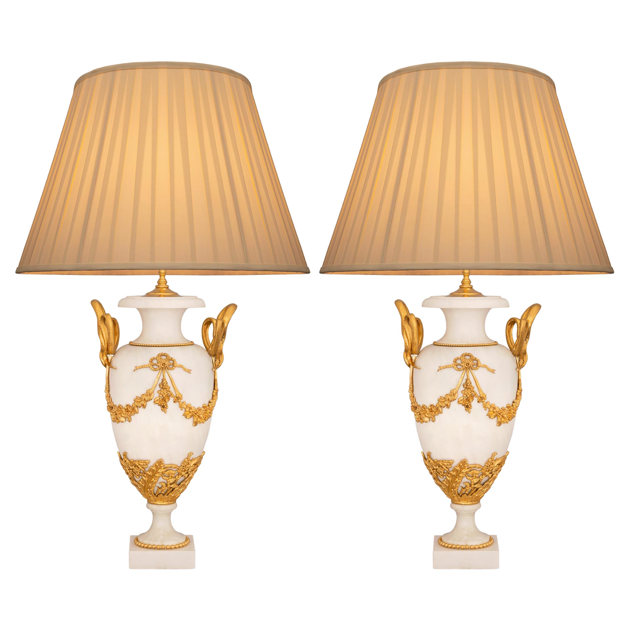Paar französische Louis-XVI-Lampen aus weißem Carrara-Marmor und Goldbronze des 19. Jahrhunderts