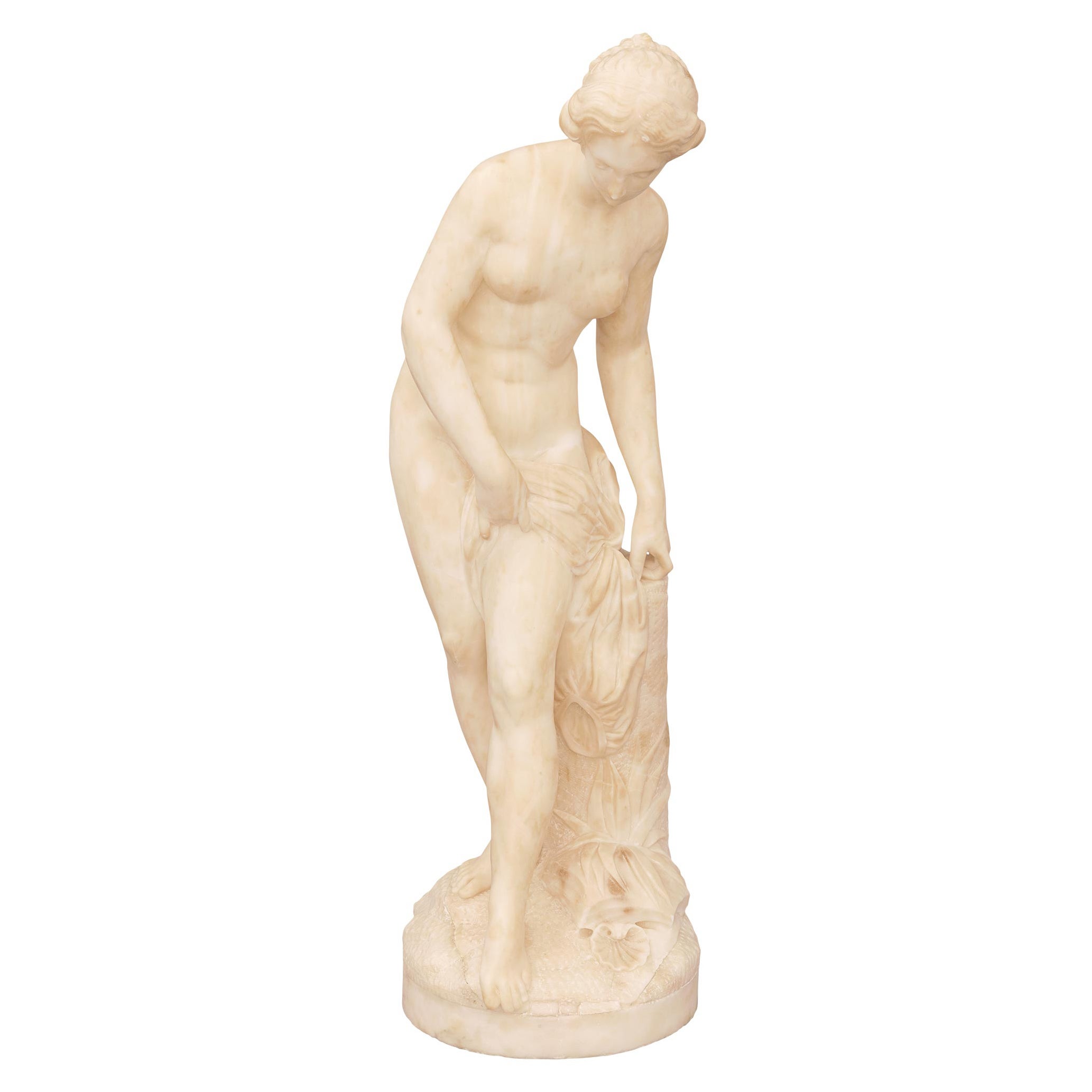 Statue française de « La Baigneuse » en albâtre du 19ème siècle d'après un modèle de Falconet