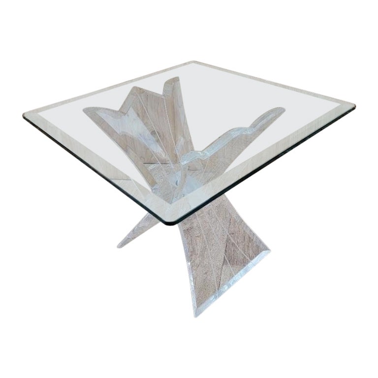 Table d'appoint moderne du milieu du siècle, base papillon en lucite sculptée, plateau de verre carré en vente