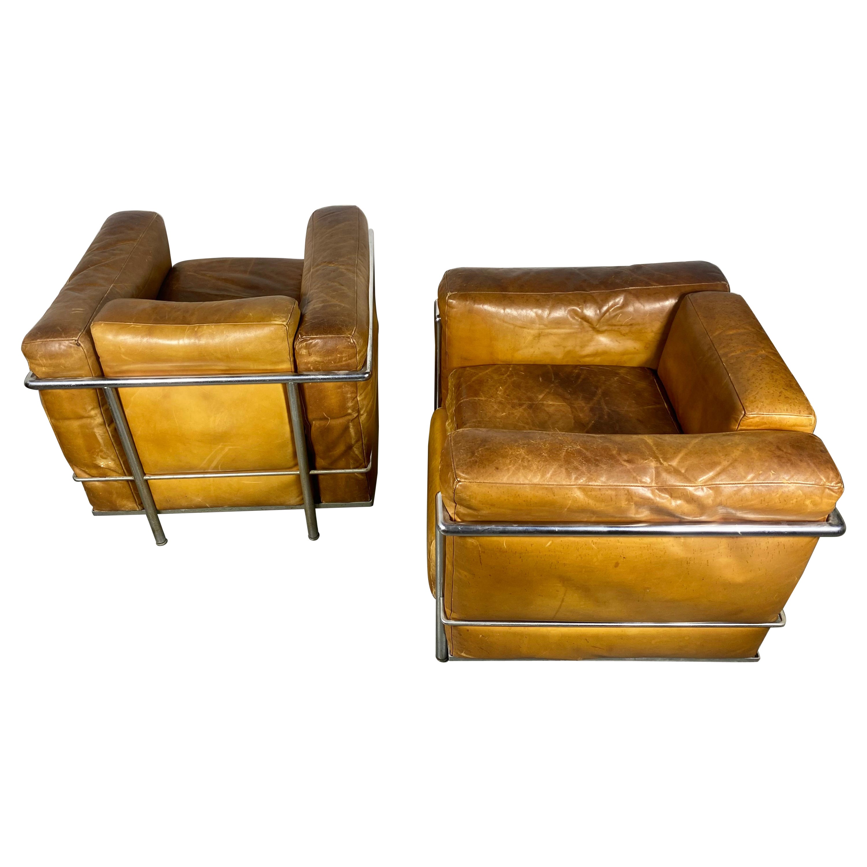 Petit fauteuil modèle LC2 Le Corbusier en cuir fumé d'origine en vente