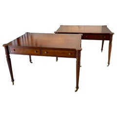 Paire de tables à écrire de qualité en acajou ancien