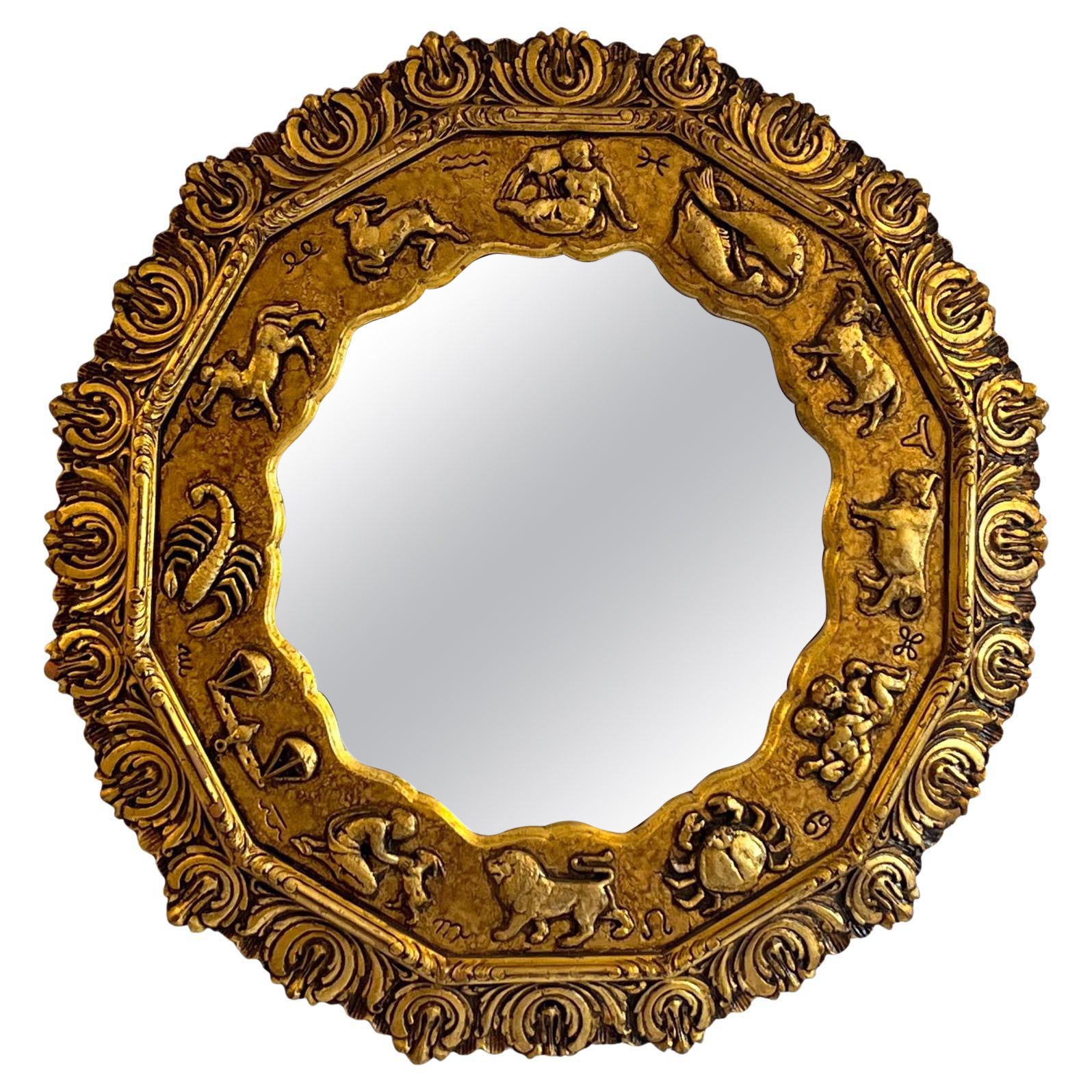 Miroir doré avec motif du zodiaque en vente