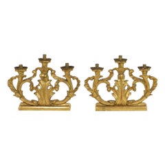 Pareja de candelabros barrocos italianos del siglo XVIII tallados en madera dorada