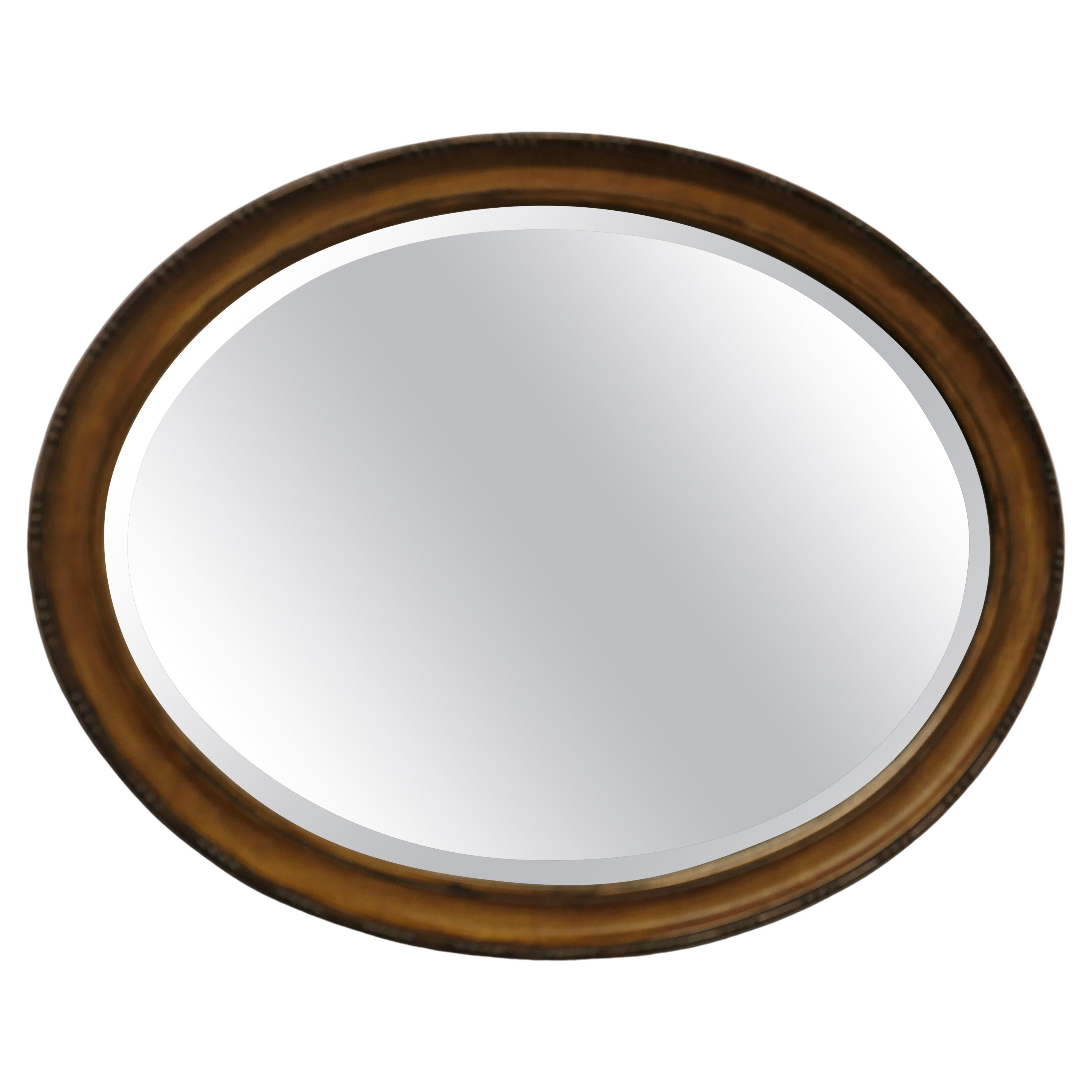Miroir ovale à finition squelette Ce miroir a un cadre ovale moulé