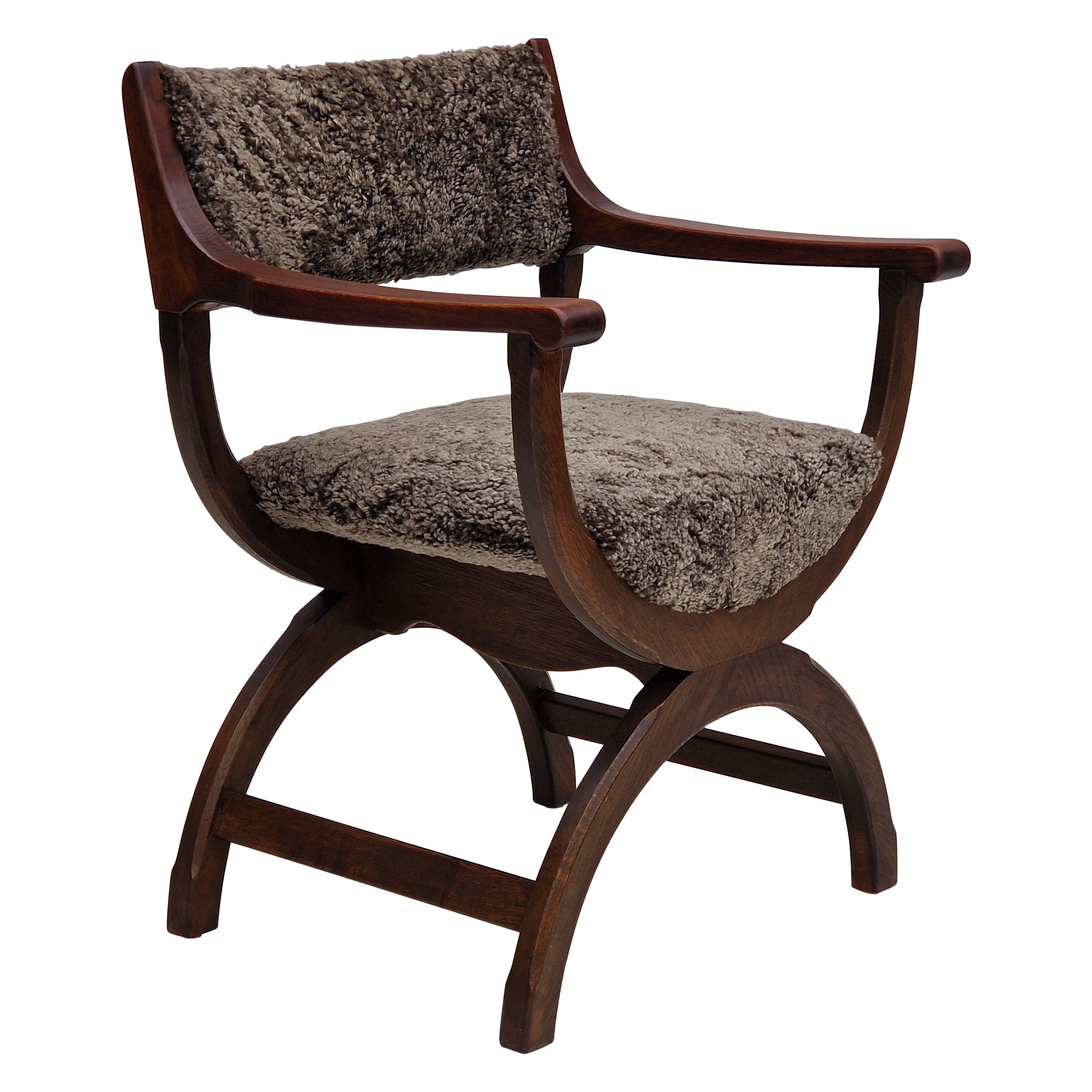 Années 1960, design danois par Henning Kjærnulf, modèle de chaise "Kurul", peau de mouton, chêne.