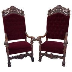 Paire de fauteuils trônes anciens de style Régence française en noyer sculpté, nouvellement tapissés